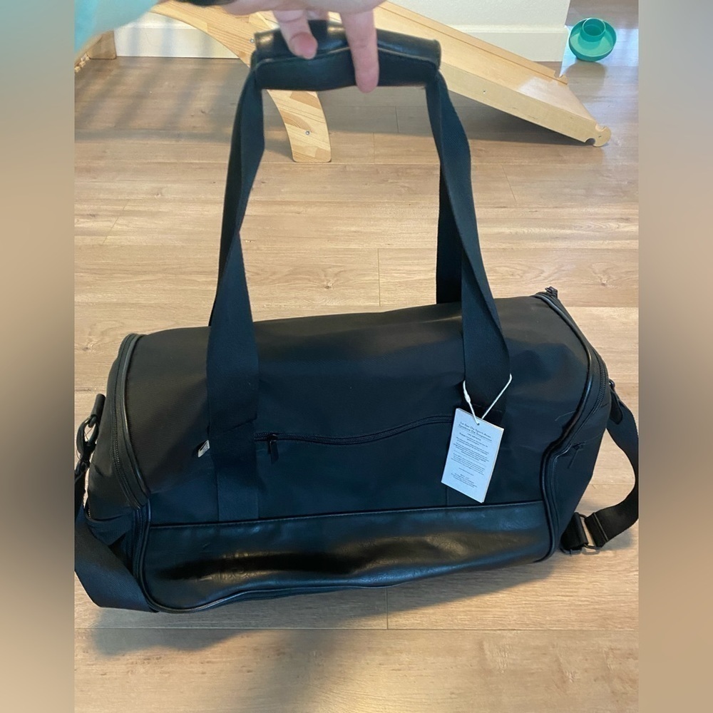 Beís “The Hanging Duffle Bag” in Black